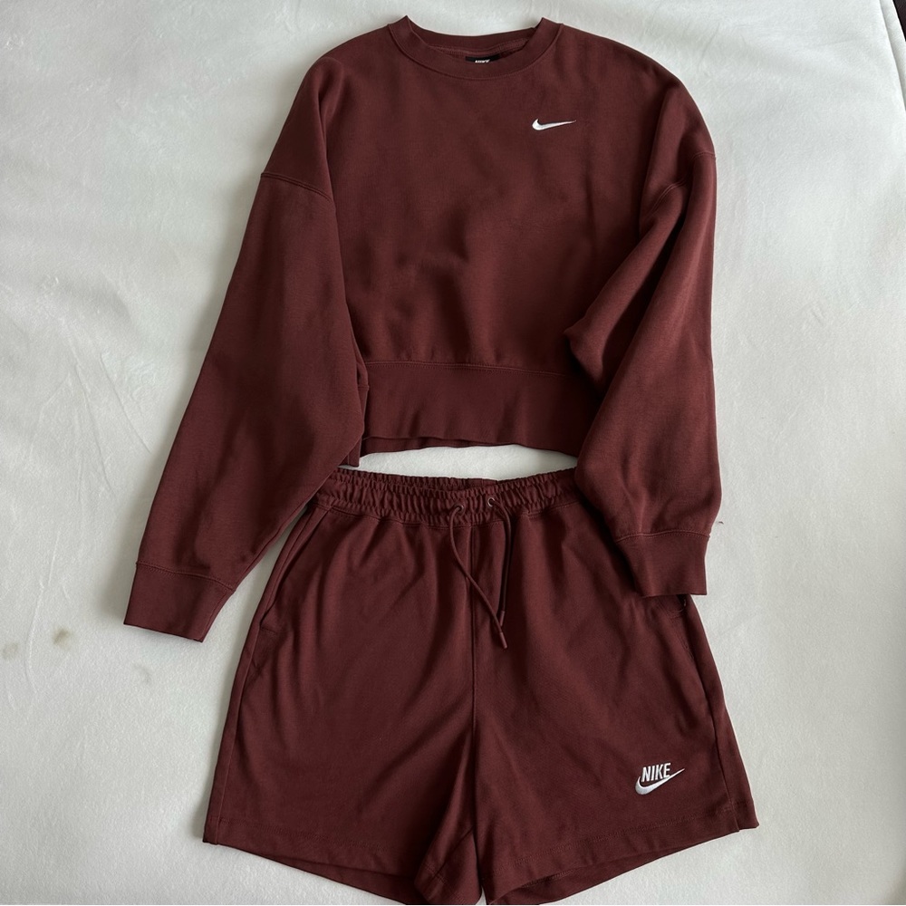 Nike Women's Crew Neck Sweater - Maroon